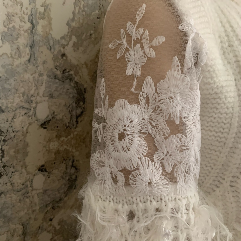 WHITE SWEATIER WITH LACE AND FEATHER DETAIL PERFECT FOR WINTER ! - Picture 4 of 6